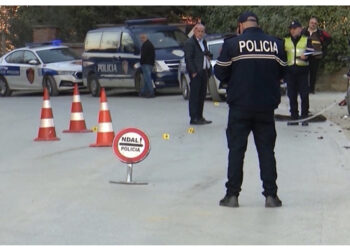 Makina hedh në ajër drejtuesin e motorit! Vdes në vend