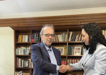 VIDEO/ Vjosa Osmani i dorëzon Kadaresë shtetësinë e Kosovës