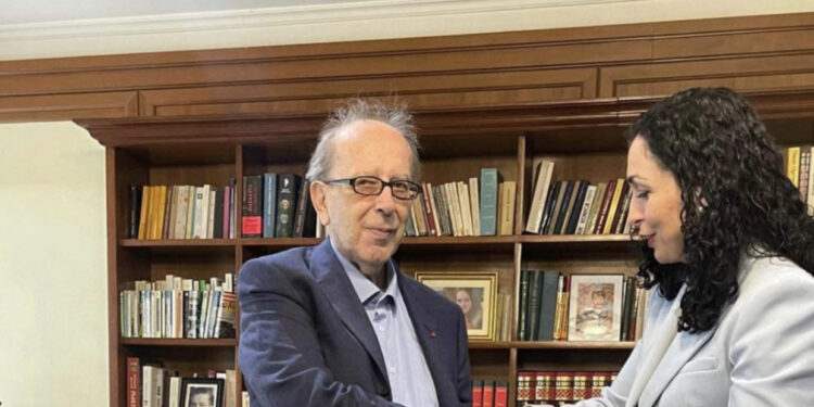 VIDEO/ Vjosa Osmani i dorëzon Kadaresë shtetësinë e Kosovës