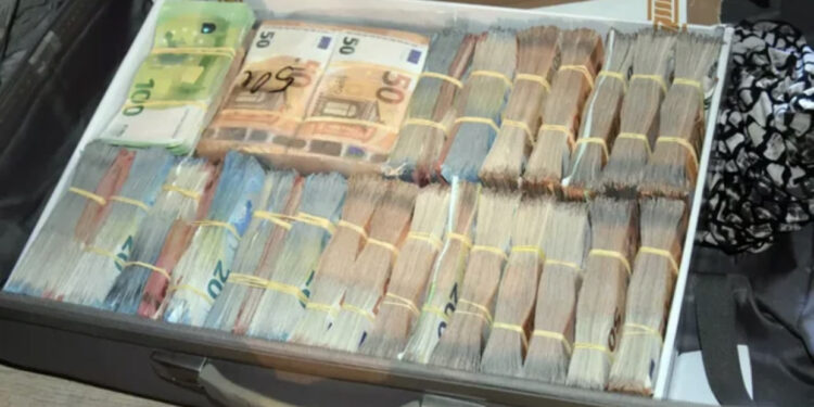 VIDEO/ Një valixhe me Euro! Agjentët i “këpus krahët” kartelit të ballkanik 