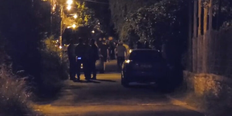 VIDEO/ “Hape rrugën…”! Nisi me fjalë dhe u bitis me plumba, u rritën bashkë, por fqinji e vrau