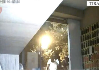 VIDEO/ Publikohen pamjet, momenti kur adoleshentët thyejnë xhamin dhe grabisin dyqanin me pajisje elektronike 