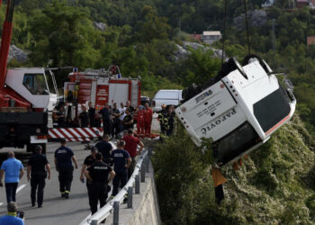 Autobusi me 30 pasagjerë ra 20 metra në humnerë! Shoferi: Kisha dhimbje koke