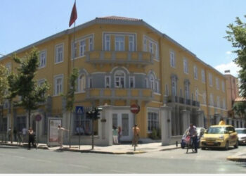 Valë dorëheqjesh në Ministrinë e Arsimit pas ndryshimit të ministreve