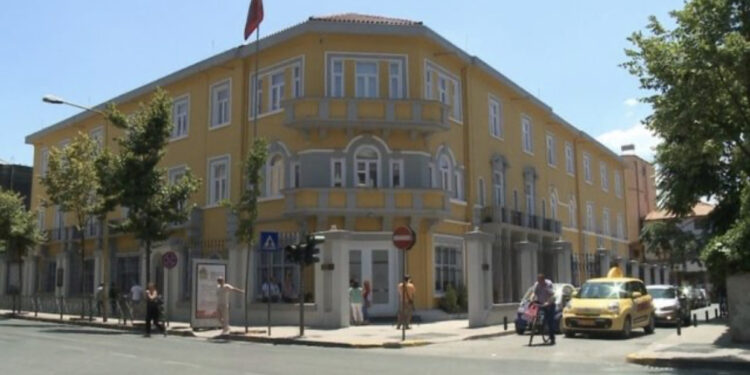 Valë dorëheqjesh në Ministrinë e Arsimit pas ndryshimit të ministreve