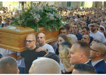 Lot dhe dhimbje! Iku në lule të rinisë! Qindra njerëz i japin lamtumirën Aldos