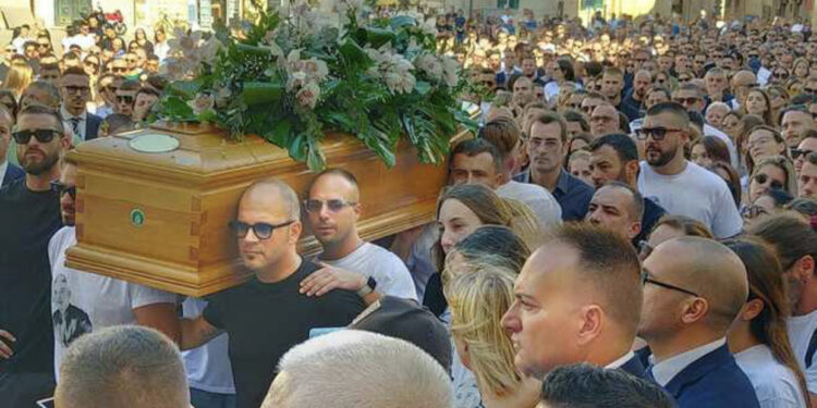 Lot dhe dhimbje! Iku në lule të rinisë! Qindra njerëz i japin lamtumirën Aldos