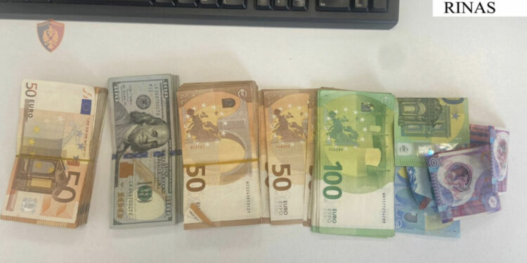 Turku me kinezin kapen me xhepat plot sapo zbresin nga avioni në Rinas