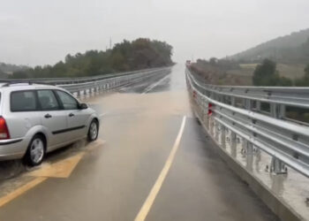 Vështirësohet qarkullimi në “Rrugën e Arbrit”, gurë dhe përmbytje