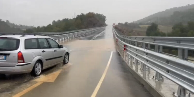 Vështirësohet qarkullimi në “Rrugën e Arbrit”, gurë dhe përmbytje