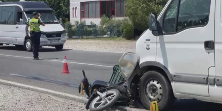 Aksident në Shkodër, makina përplas motorin, plagoset 33-vjeçari