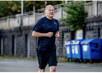 Kancelari gjerman Scholz rrëzohet në stërvitje, dëmtohet në fytyrë