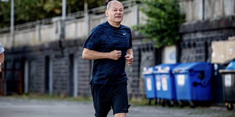 Kancelari gjerman Scholz rrëzohet në stërvitje, dëmtohet në fytyrë