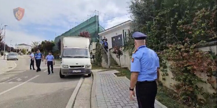 Ndërtuan katër vila pa leje në Liqenin e Farkës, nën hetim tre persona