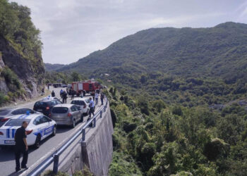 Tragjike/ Autobusi me 30 pasagjerë bie në humnerë, ka të vdekur dhe të plagosur