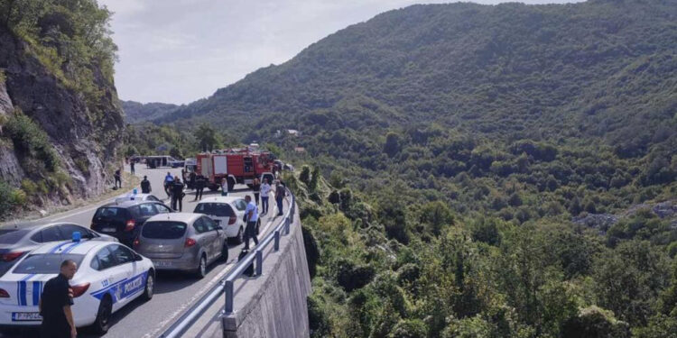 Tragjike/ Autobusi me 30 pasagjerë bie në humnerë, ka të vdekur dhe të plagosur