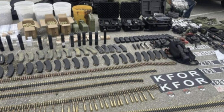 Policia e Kosovës nxjerr bazën e luftës që kishin serbët në manastir