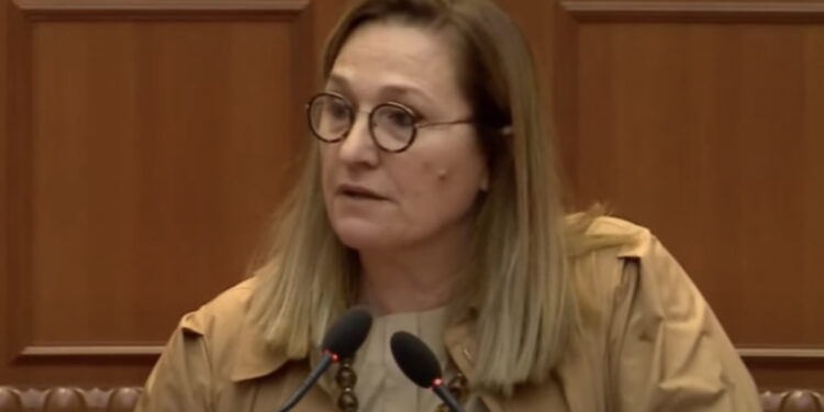 Flutura Açka jep dorëheqjen nga kryetare e komisionit të Edukimit