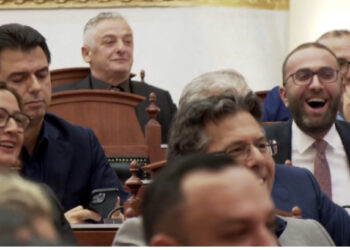 VIDEO/ Rama emëron Bashën kryetar të grupit parlamentar të PD, Gazment Bardhi shkrihet së qeshuri