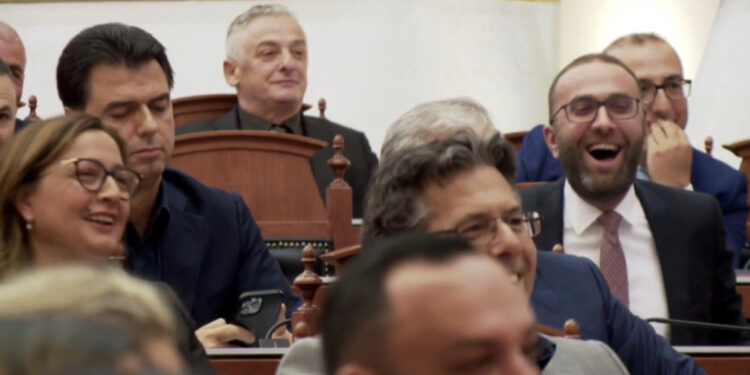 VIDEO/ Rama emëron Bashën kryetar të grupit parlamentar të PD, Gazment Bardhi shkrihet së qeshuri
