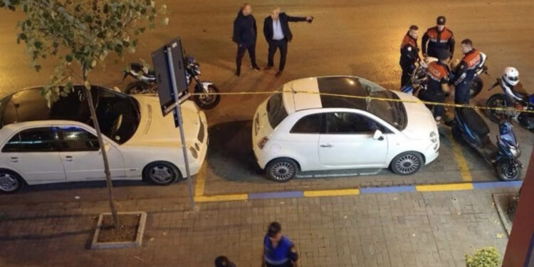 Del VIDEO/ Muzikë, grushte dhe gota kokës në Bllok