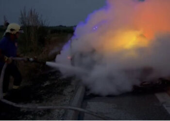 VIDEO/ Merr flakë “Benz”-i në Vlorë, shoferi del me vrap