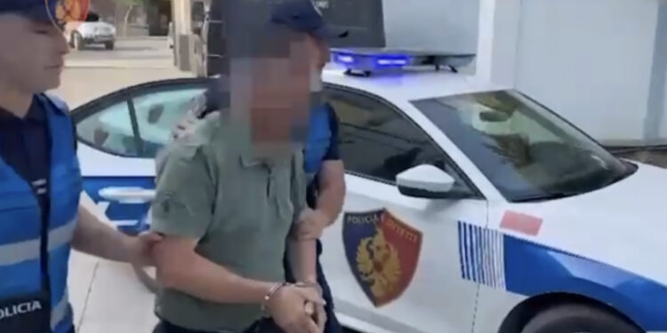 “Do t’ju nxjerr nga shtëpia”, dhunoi nënën dhe gruan, arrestohet 63-vjeçari