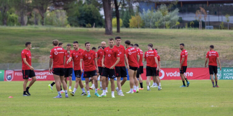 Kombëtarja zhvillon stërvitjen e fundit në shtëpi, të mërkurën Sylvinho niset për në Pragë me “shqiponjat”