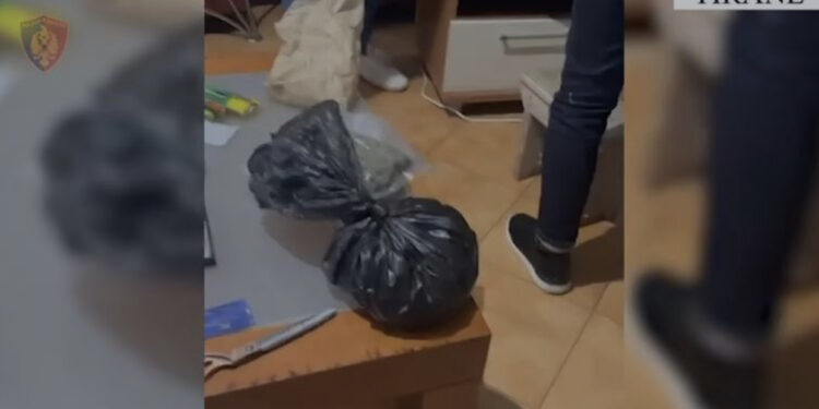 “Më sill 3 pica, shko merr fantat”/ Ishin kthyer në shqetësim për banorët e zonës, si u godit banda e drogës te Kodra e Diellit