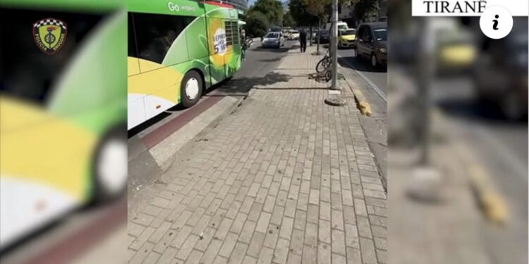Bllokoi rrugën për këmbësorët duke ndaluar mbi vijat e bardha, ndëshkohet shoferi i urbanit