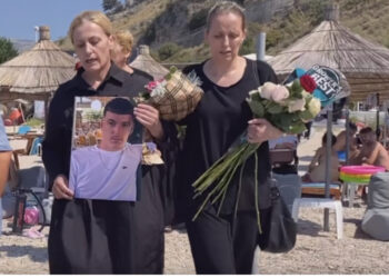 Me foton në duar, lot dhe lule në det! Babai: Drejtësi, ose vetëgjyqësi!