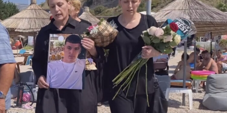 Me foton në duar, lot dhe lule në det! Babai: Drejtësi, ose vetëgjyqësi!