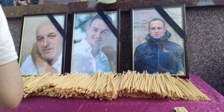 Dalin fotot e terroristëve të vrarë, serbët në Veri vajtojnë për agresorët