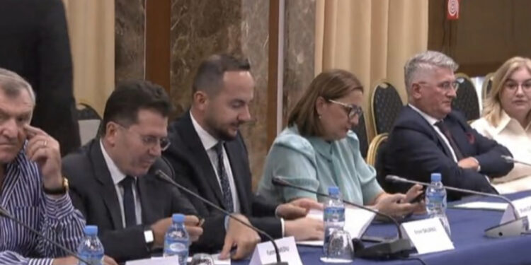 Luli ngel vetëm me deputetët e kunatit/ Aleatët, Gjekmarkaj dhe grupi i Berishës! Gati tryeza e Bardhit për bashkim