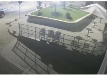 Sharje dhe britma! 7 të rinj me hunj në duar, si e ndoqën dhe rrahën policin?