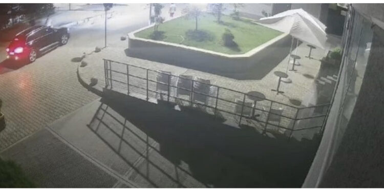 Sharje dhe britma! 7 të rinj me hunj në duar, si e ndoqën dhe rrahën policin?