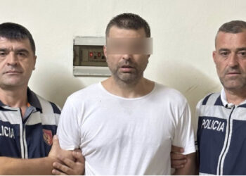 Dalin pamjet, momenti kur policia prangos 42-vjeçarin që plagosi efektivin e “Shqiponjave”