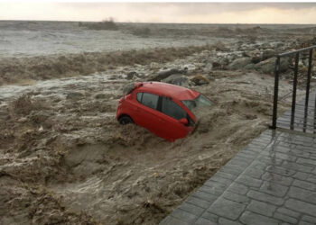 FOTO/ Tërbohet moti në Greqi, vërshon uji, çahen rrugët, të vdekur dhe të zhdukur 
