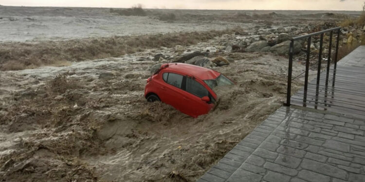 FOTO/ Tërbohet moti në Greqi, vërshon uji, çahen rrugët, të vdekur dhe të zhdukur