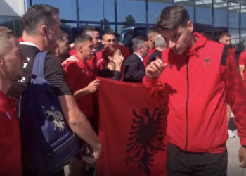 Kthehuni me fitore djema! Shqipëria mbërrin në Pragë, zyrtarizohet mungesa e mesfushorit tonë