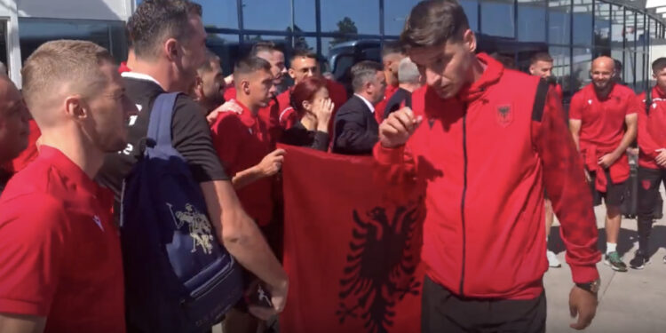 Kthehuni me fitore djema! Shqipëria mbërrin në Pragë, zyrtarizohet mungesa e mesfushorit tonë