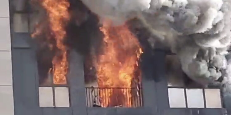 Digjet pallati në Tiranë/ Shefi i zjarrfikëses: Dëm i madh, flakën e përhapi fasada
