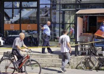 Plumba dhe lot! Shtrirë në tokë! Ky është burri që u vra në sytë e gruas