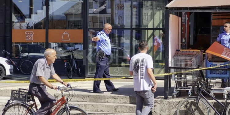 Plumba dhe lot! Shtrirë në tokë! Ky është burri që u vra në sytë e gruas