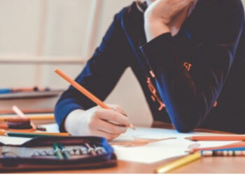 Suedia u heq tabletat fëmijëve dhe rikthen librat dhe stilolapsat në shkolla: Teknologjia rezultoi e dëmshme