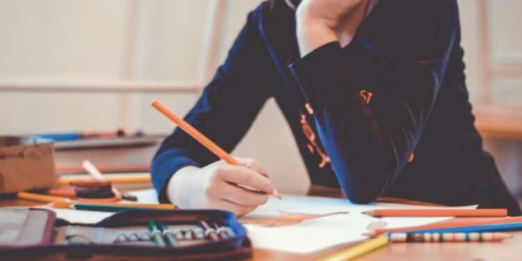 Suedia u heq tabletat fëmijëve dhe rikthen librat dhe stilolapsat në shkolla: Teknologjia rezultoi e dëmshme