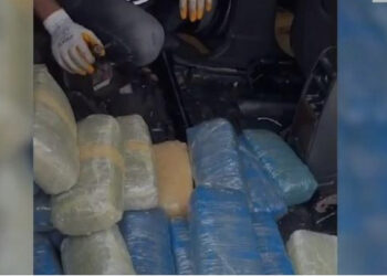 VIDEO/ Droga u gjet e fshehur në makinë, pamjet e aksionit të Policisë në Fier