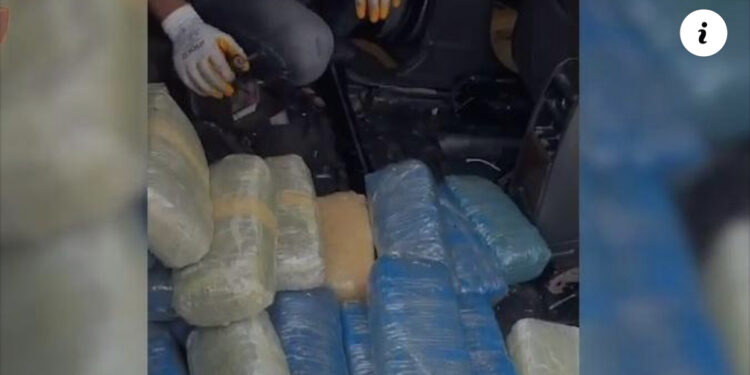 VIDEO/ Droga u gjet e fshehur në makinë, pamjet e aksionit të Policisë në Fier