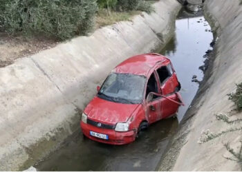 VIDEO-Makina bie në kanal dhe bëhet copë- copë, banorët me vrap nxjerrin shoferin