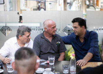 FOTO/ Basha vijon takimet derë më derë me qytetarët: PD, alternativa ndryshe!